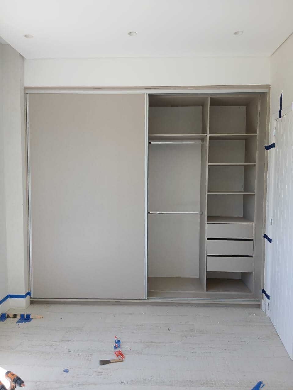 Cocina moderna oscura